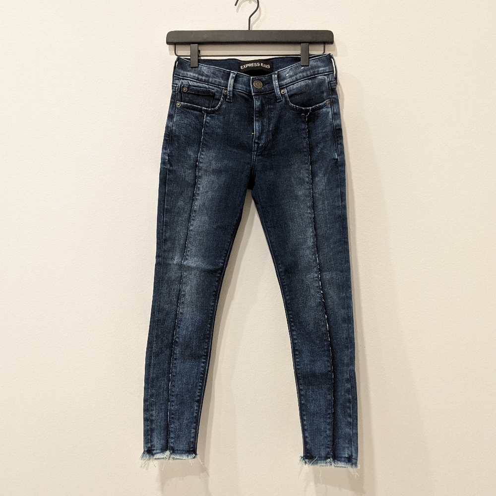 Express Mid Rise Ankle Jeans w/Raw Hem Sz 0 Short